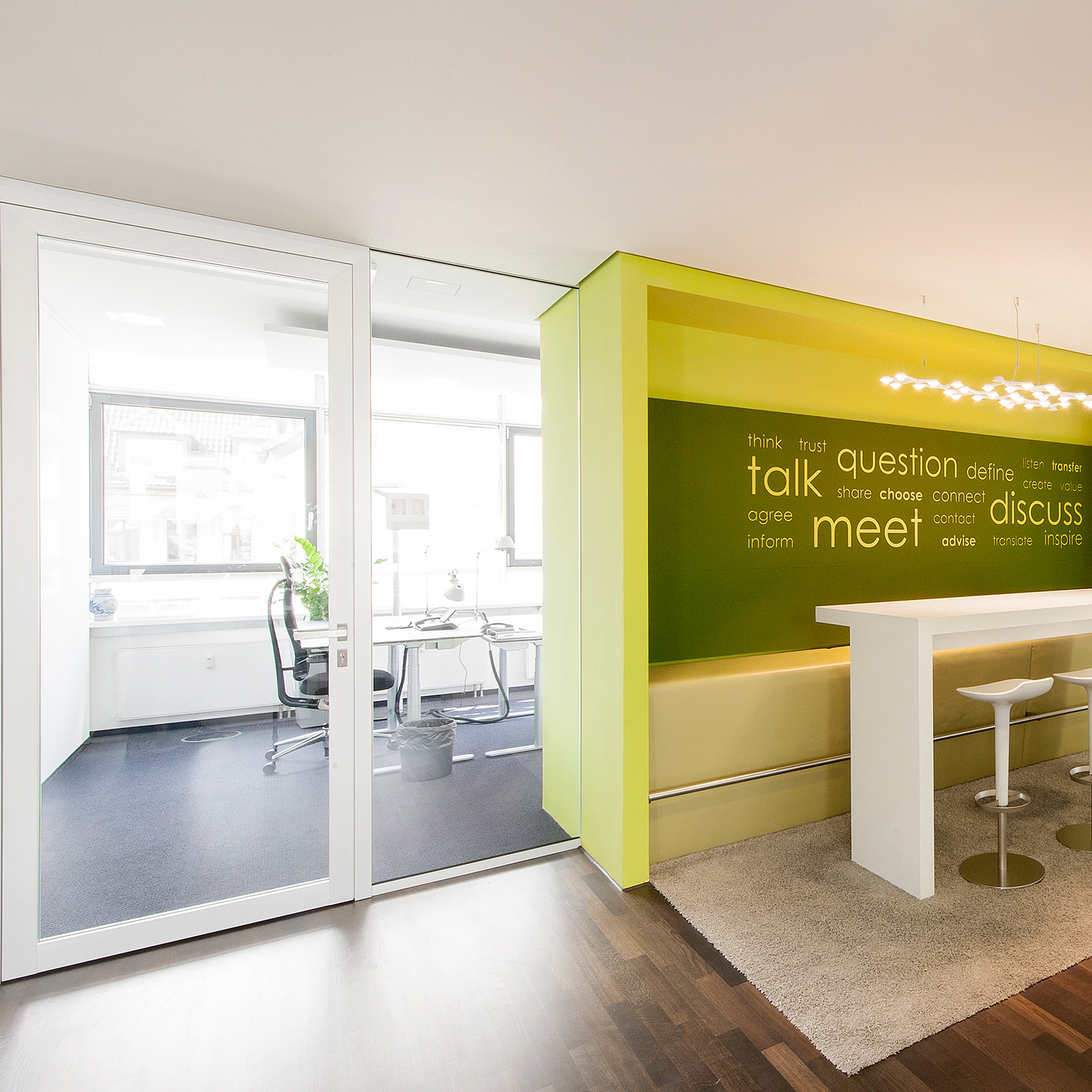 raumhoch im modernen Büro