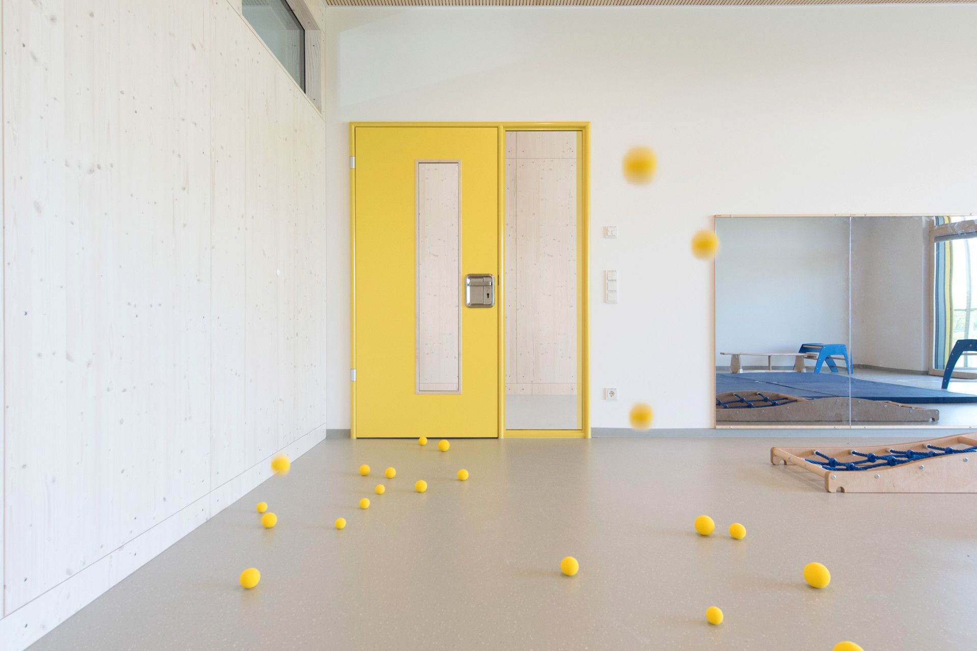 Tür mit Lichtausschnitt in Aluminiumzarge