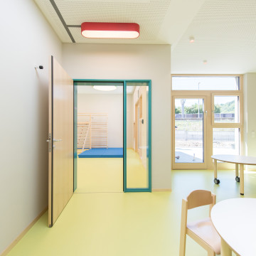 Gemeinschaftraum mit mobilen und klappbaren Tischen