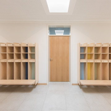 Sitzbänke mit Ablagefläche