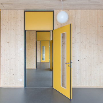 gelbe Tür im Kindergarten mit Lichtausschnitt und Oberblende