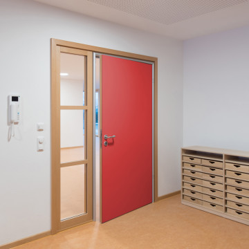 Fingerschutztür in Holzstock